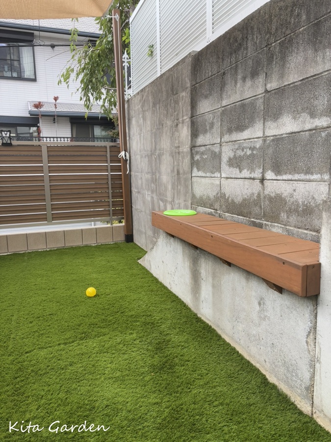 既存の擁壁を活用した庭のベンチ