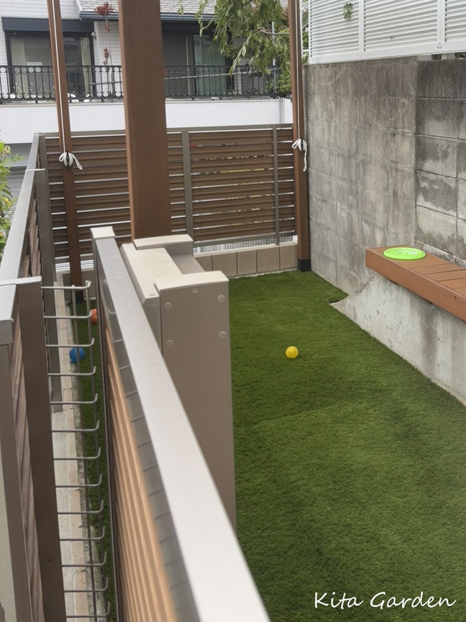 隙間をメッシュフェンスで埋めた庭