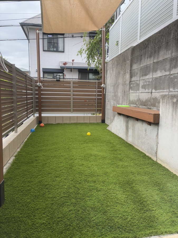 吹田市庭リフォームで施工したシェード付き人工芝