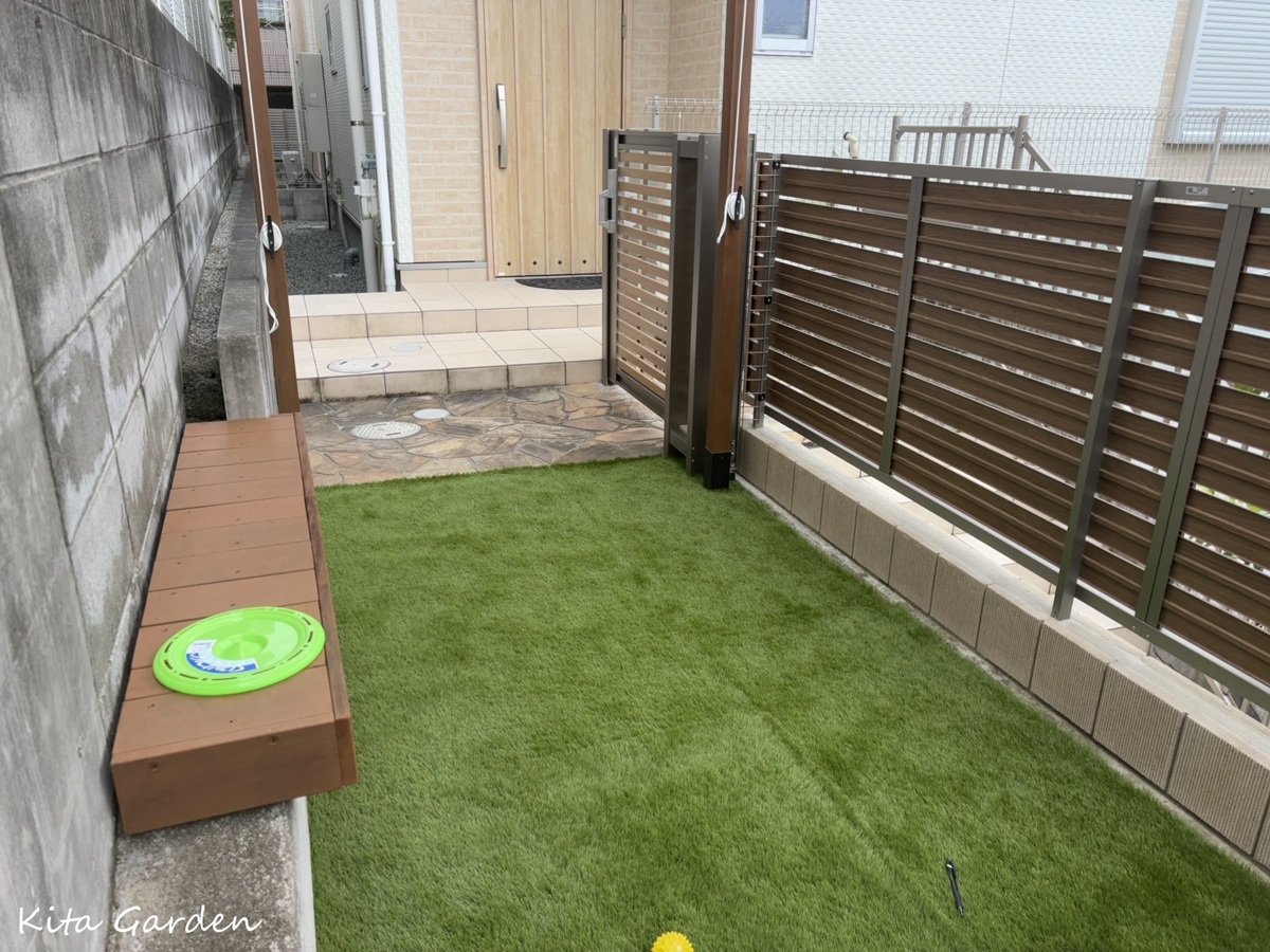 備え付けベンチのある芝生の庭