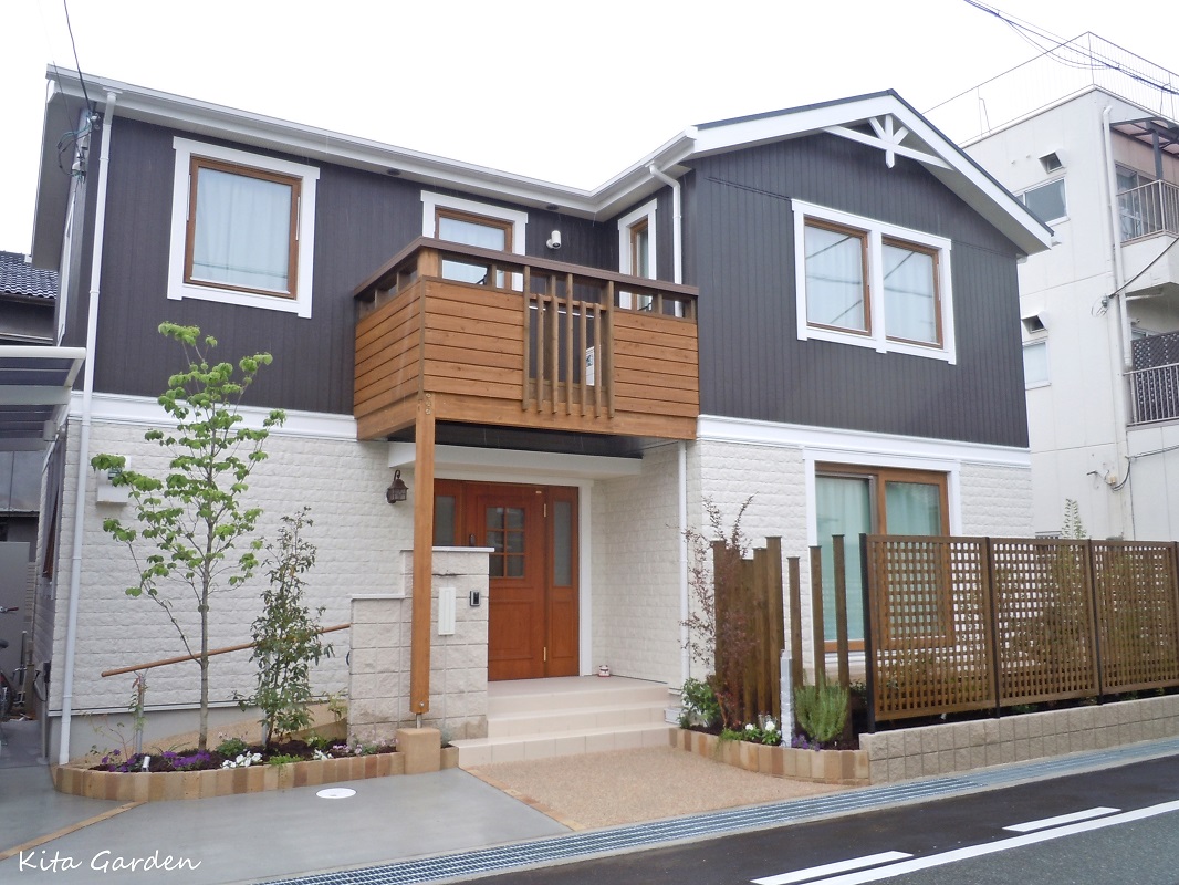 スウェーデンハウスの外構とウッドデッキの庭