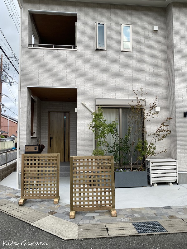 玄関前に設置した木製のセーフティフェンス