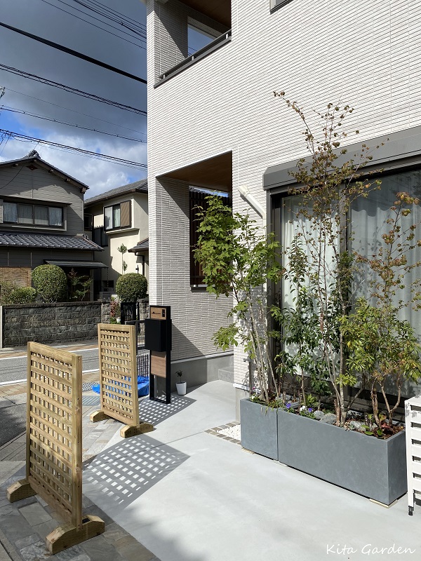 玄関前に設置した目隠し兼侵入防止柵