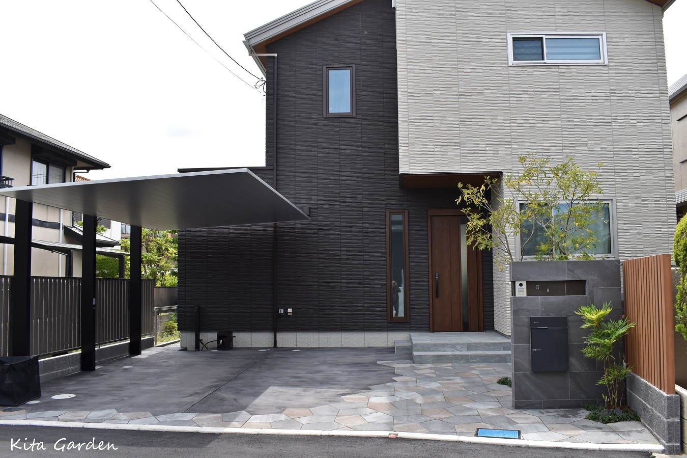 タイヤ痕が目立たないブラックコンクリートの駐車場