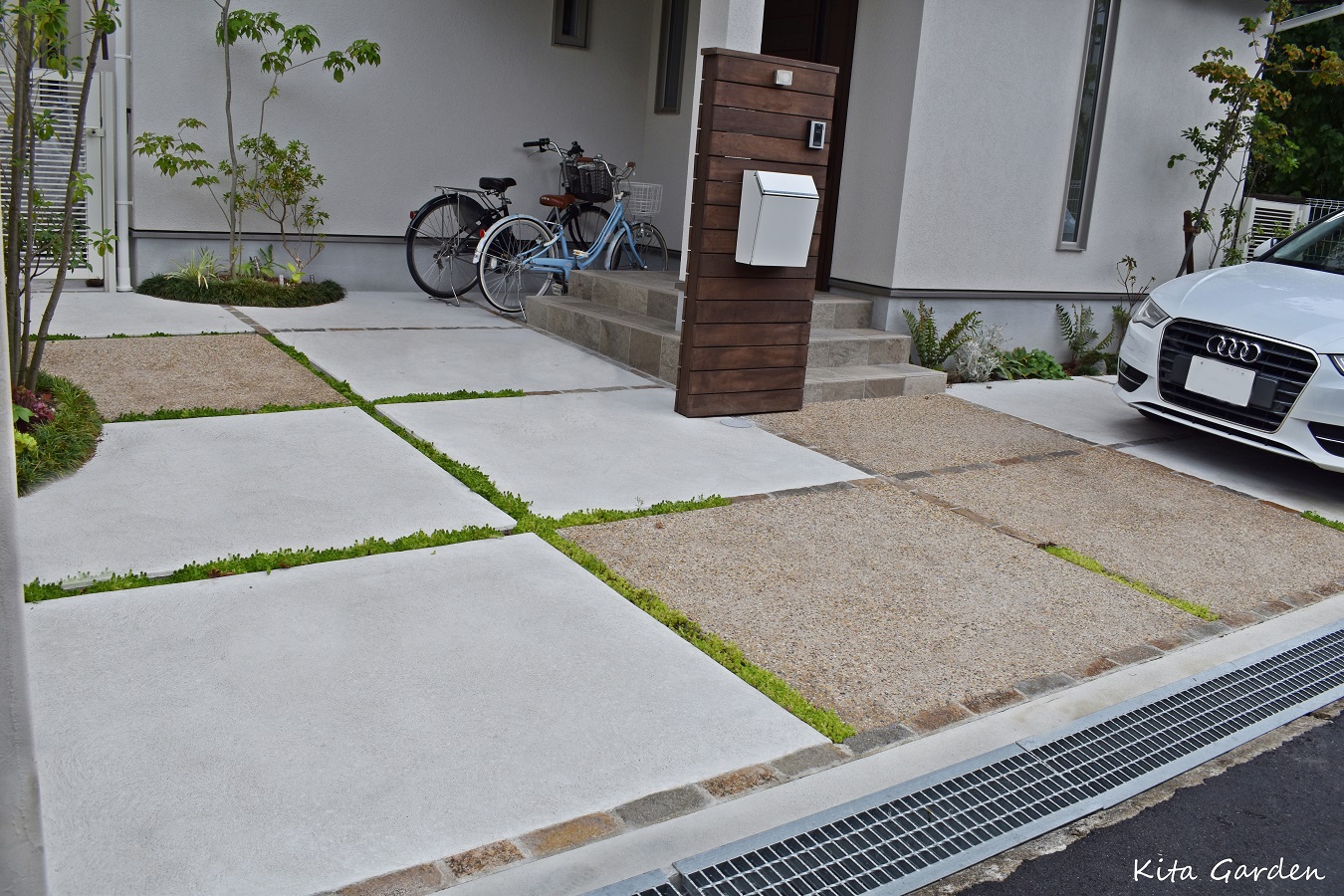 緑の目地の外構駐車場デザイン