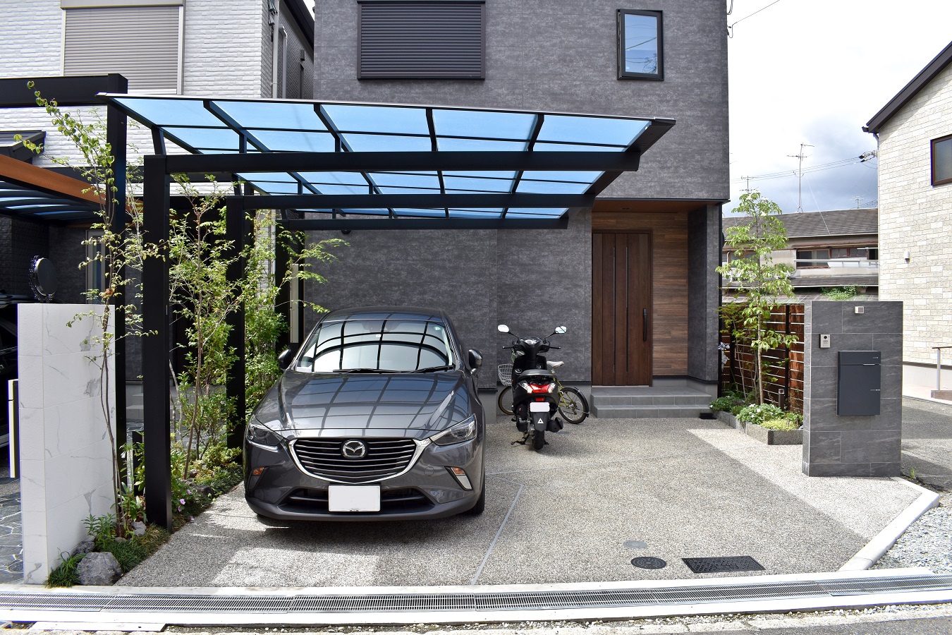 グレーの洗い出し舗装の外構駐車場