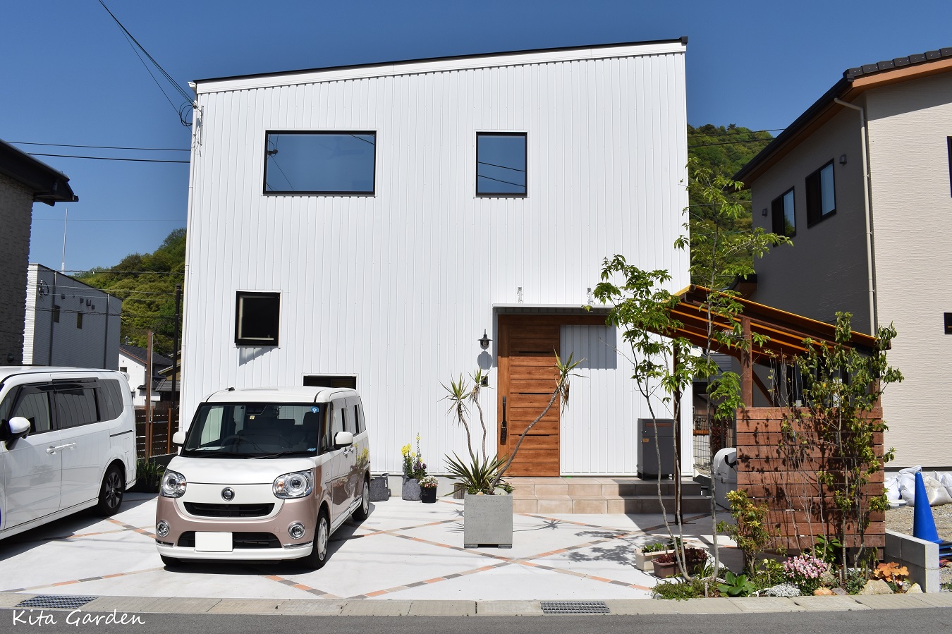 おしゃれな目地の外構駐車場デザイン