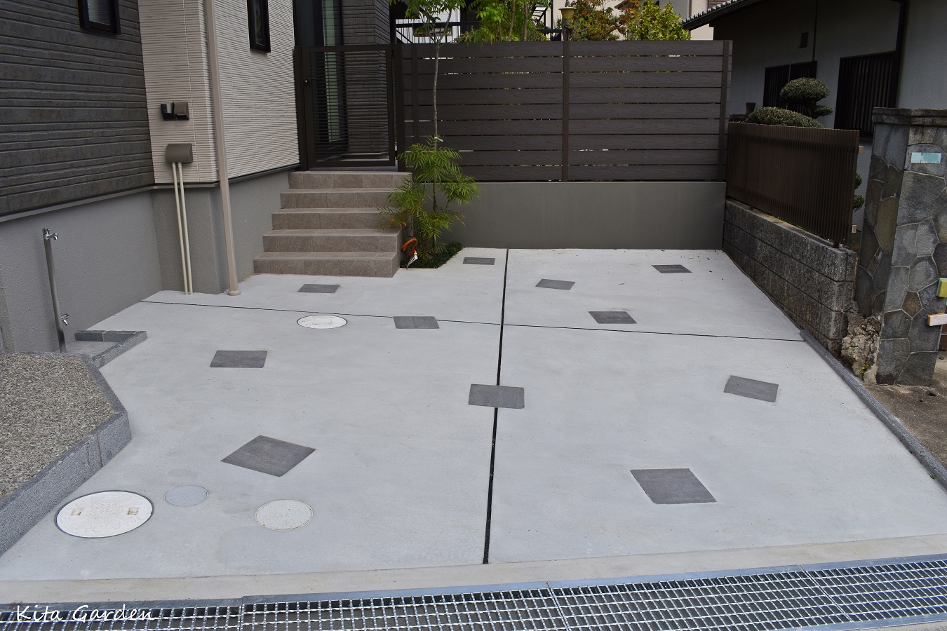 おしゃれなコンクリート土間の外構駐車場デザイン