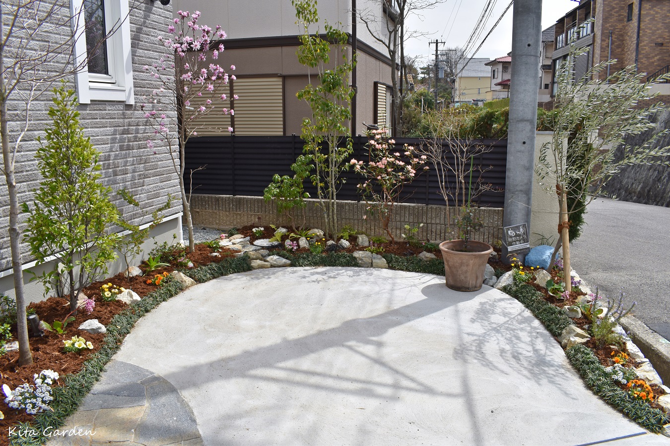 植栽と一体の外構駐車場デザイン
