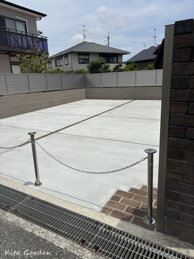 コンクリート土間とレンガのアクセント