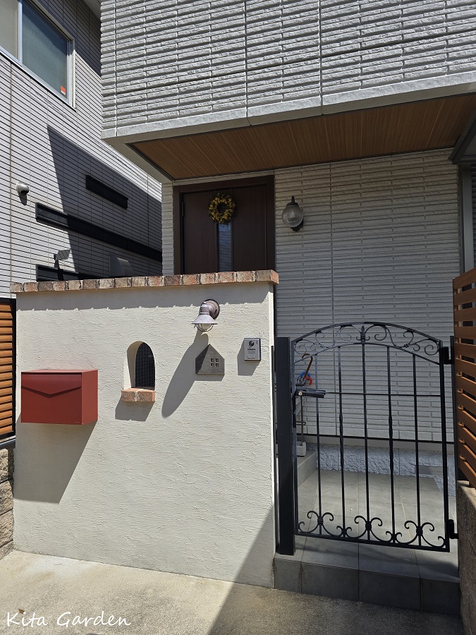 鋳物門扉と可愛い門柱
