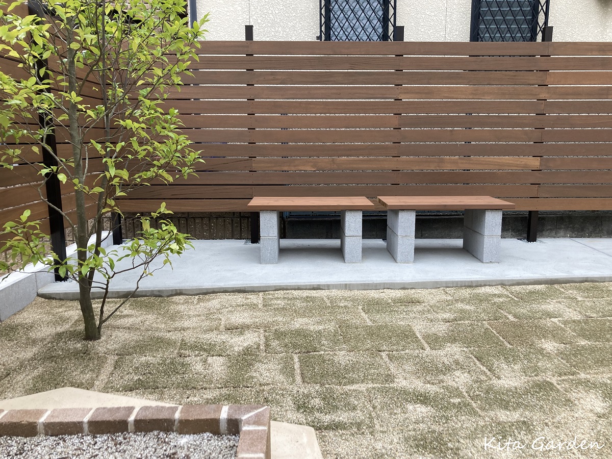 庭リフォームで造作した備え付けのベンチ