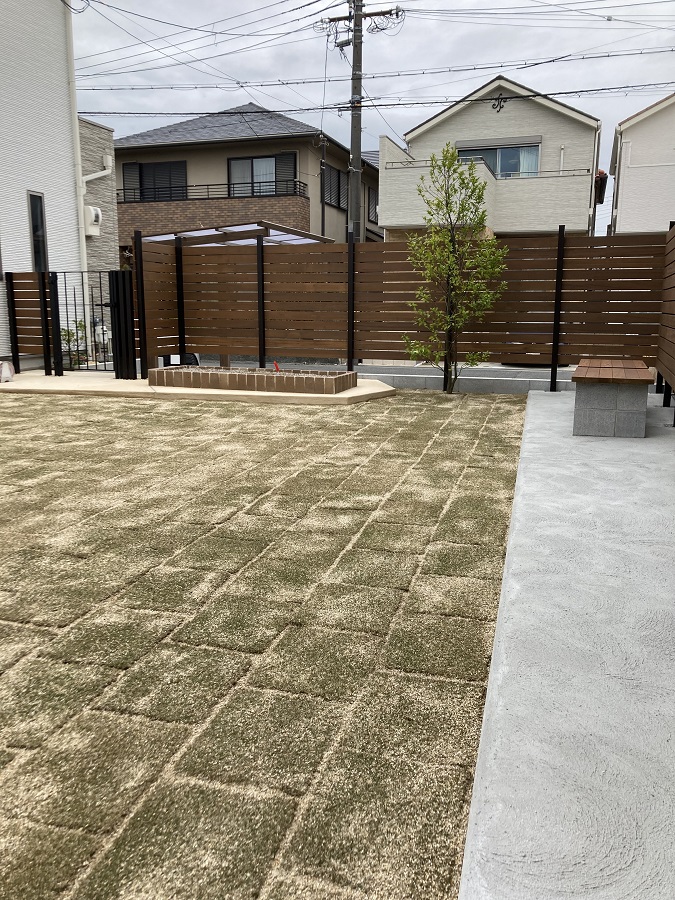 天然芝とコンクリート舗装した庭