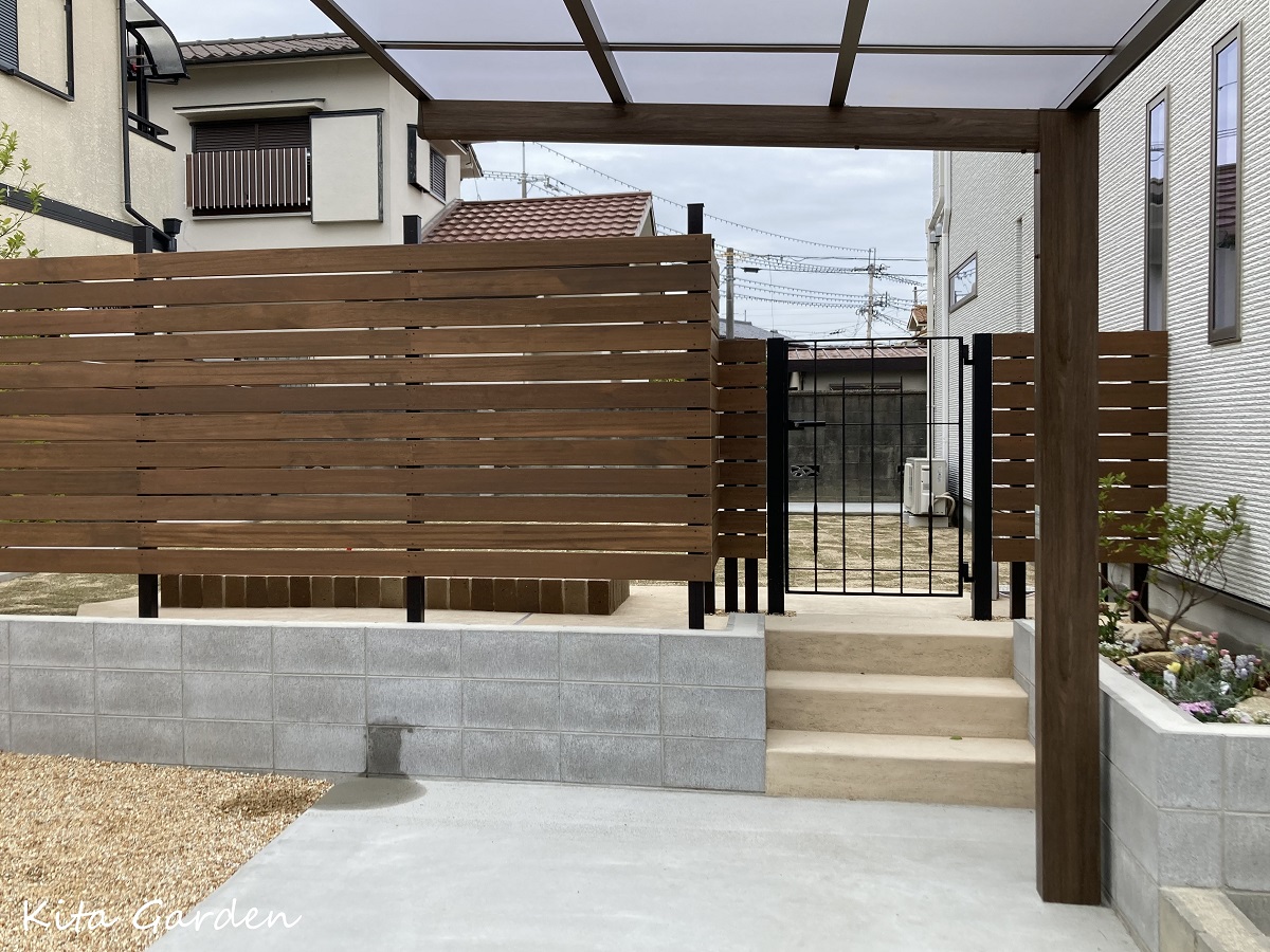 ガレージから庭へ続く階段