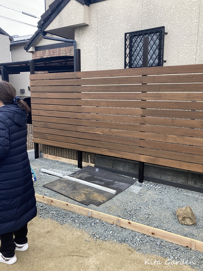 目隠しフェンスの高さをお客様と確認作業