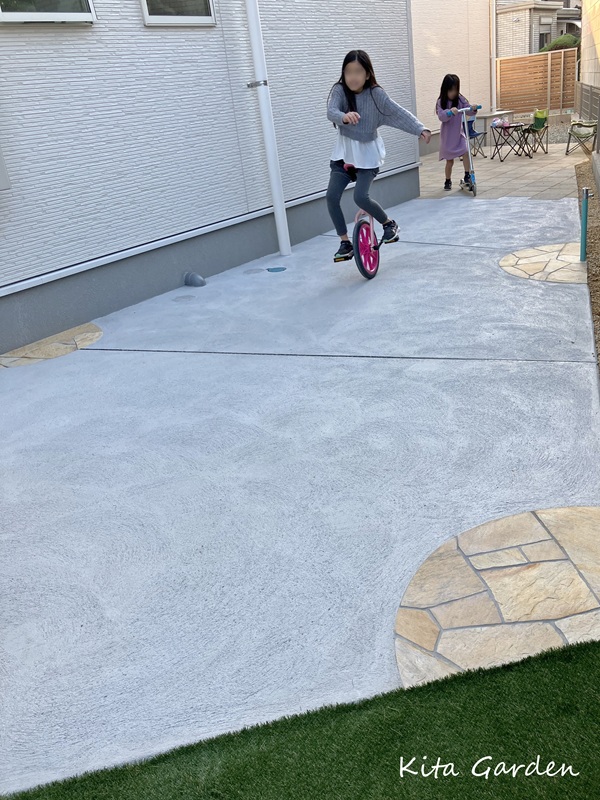 子どもが遊びやすいようコンクリートで舗装した庭