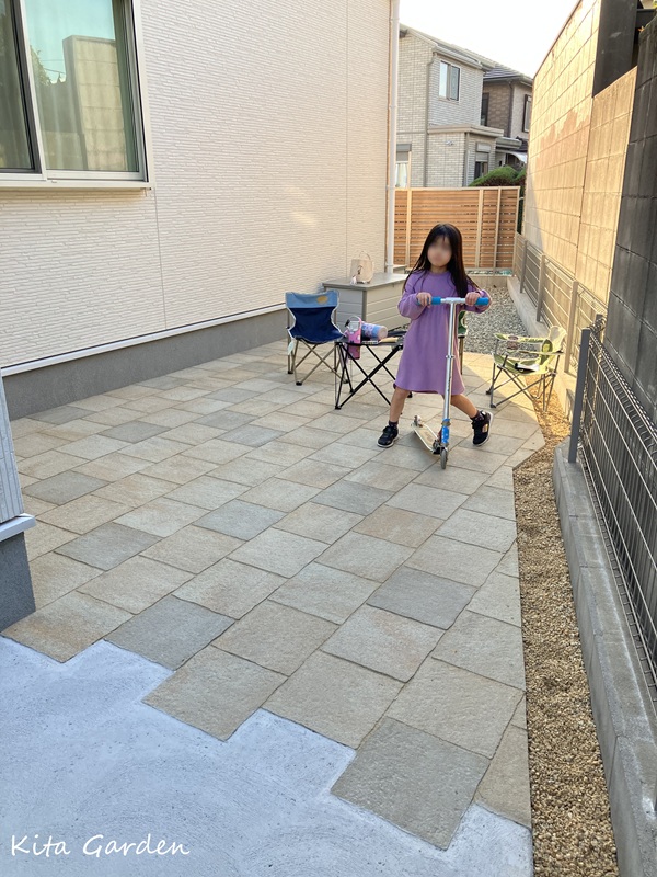 砕石のお庭を子供が遊べるお庭へリフォーム