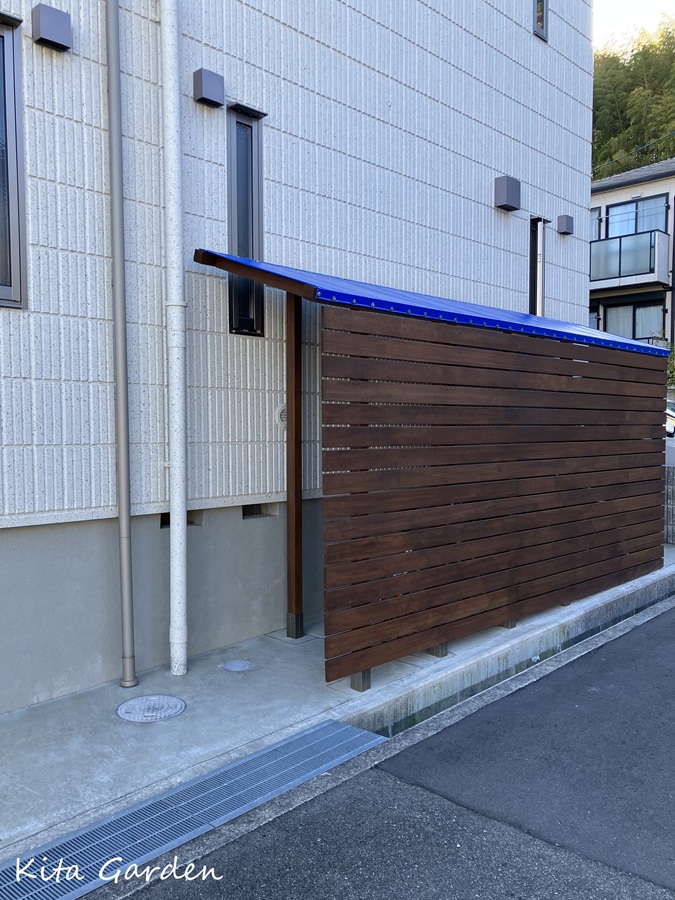 宝塚のフェンス一体のオーダーサイクルポート