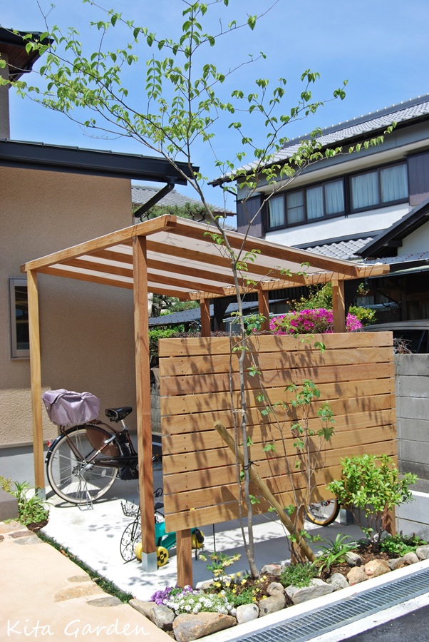 木製サイクルポートと植栽