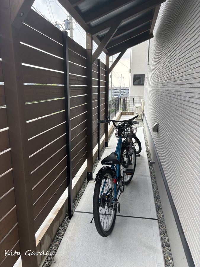 狭い場所に設置したサイクルポート